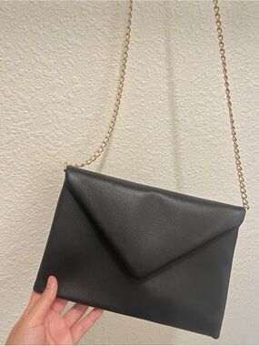 Sleek Black Envelope Crossbody with Gold Chain Strap